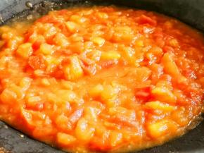 番茄放入锅中炒出汁水。