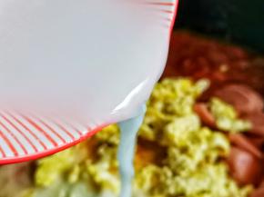 碗里加入10克生粉和40克左右的清水搅拌均匀分三次倒入锅中，每次倒入芡汁后用勺子搅动几下，