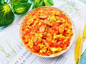 将做好的西红柿鸡蛋火腿翻拌均匀，浇在准备好的面条上，撒上傲娇的小葱花即可。一碗汤浓味香、软滑劲道的西红柿鸡蛋面就做好了。