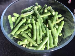 豆角洗净切成小段