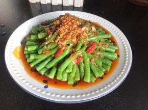 倒入蒜泥料汁
