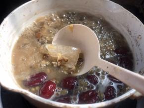 加入冰糖，继续炖煮10分钟