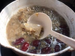 加入冰糖，继续炖煮10分钟