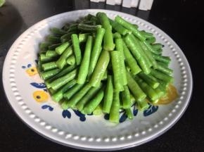 捞出豆角，沥干水后码入盘中