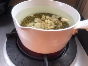 加入适量清水，大火煮沸