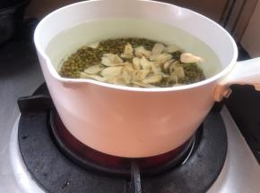 加入适量清水，大火煮沸