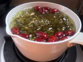 加入红枣，转小火炖煮30分钟