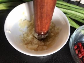 蒜头去皮拍碎，放入小碗中揣成泥状