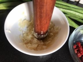 蒜头去皮拍碎，放入小碗中揣成泥状