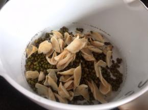 把浸泡好的绿豆和百合洗净沥水，放入锅中