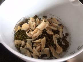 把浸泡好的绿豆和百合洗净沥水，放入锅中