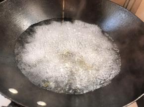 起锅烧开水，加入少许盐和油