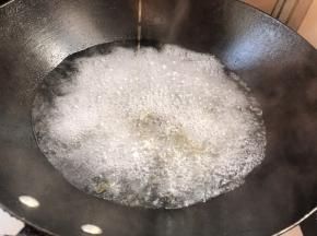 起锅烧开水，加入少许盐和油