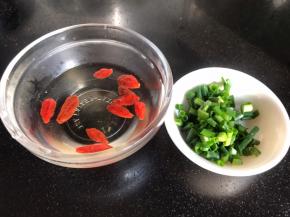 枸杞用温水冲泡备用，备好葱花