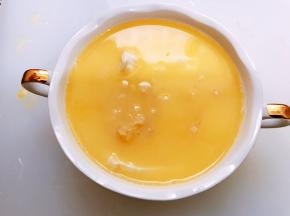 把一半的元贝丝放入蛋羹里，剩下一半直接装在碗里蒸熟