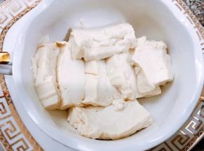 内脂豆腐切片摆入碗里