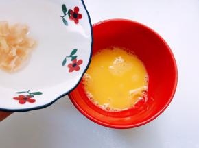 鸡蛋打散，按1:1的比例加入泡发元贝的水搅拌均匀