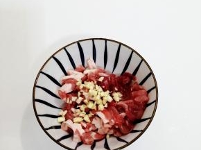 肉丝放入碗中，加入蒜末