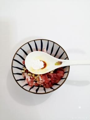 加入生粉搅拌均匀，腌制15分钟