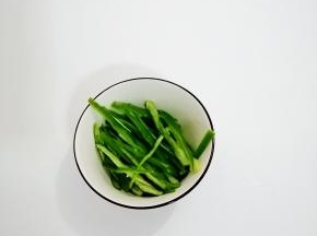 青椒洗干净，切成丝备用