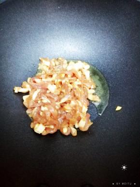 锅里加入适量的油，然后把肉丝放入锅中