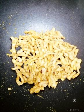 炒到肉丝变色，然后盛出来