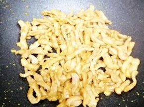 炒到肉丝变色，然后盛出来