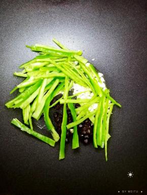 锅里加入适量的油，油热后把豆豉，蒜末，青椒放入锅中炒香