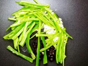 锅里加入适量的油，油热后把豆豉，蒜末，青椒放入锅中炒香