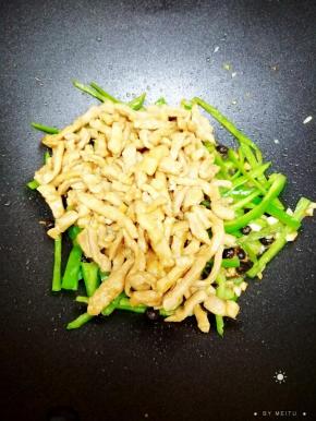 加入炒好的肉丝