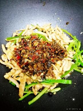 加入外婆菜翻炒均匀