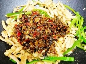 加入外婆菜翻炒均匀