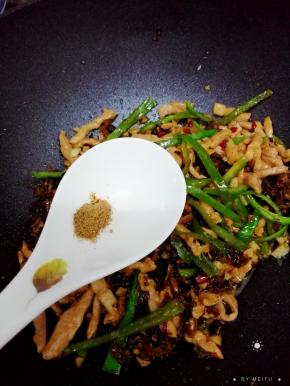 加入胡椒粉，翻炒片刻