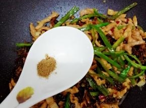 加入胡椒粉，翻炒片刻