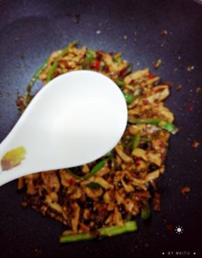 最后淋上水淀粉翻炒均匀即可关火出锅