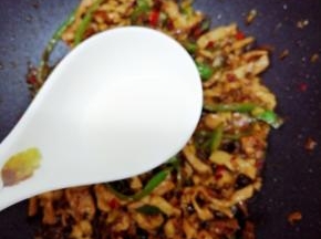 最后淋上水淀粉翻炒均匀即可关火出锅