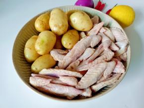 准备好土豆，鸡翅尖，柠檬 。