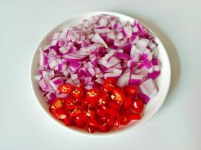 洋葱与红椒切丁 。