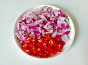 洋葱与红椒切丁 。