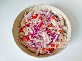 把鸡翅尖放入大碗里加入洋葱与红椒，柠檬片 。