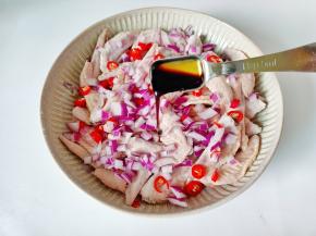 加入生抽两勺 。