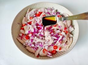 加入生抽两勺 。