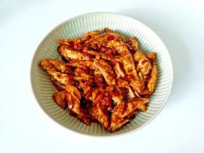 戴上手套抓拌均匀腌制15分钟入味。