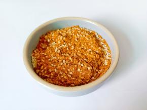 烧烤料与白芝麻混合均匀 。