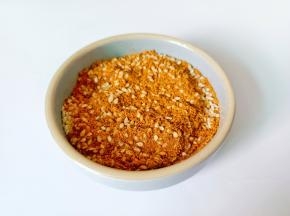 烧烤料与白芝麻混合均匀 。