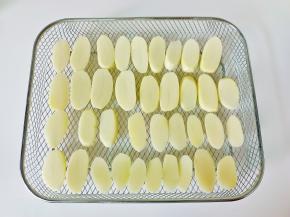 土豆削皮切厚片，放入烤网里 。