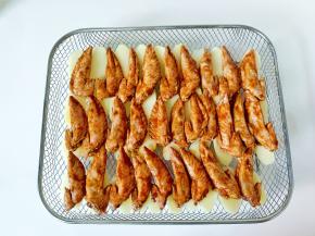 再依次码上鸡翅尖 。