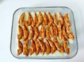 再依次码上鸡翅尖 。