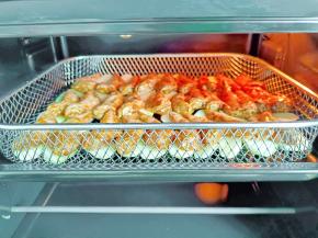 把烤网放在烤箱中层 。