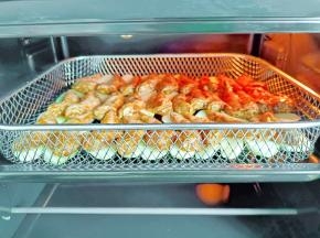 把烤网放在烤箱中层 。